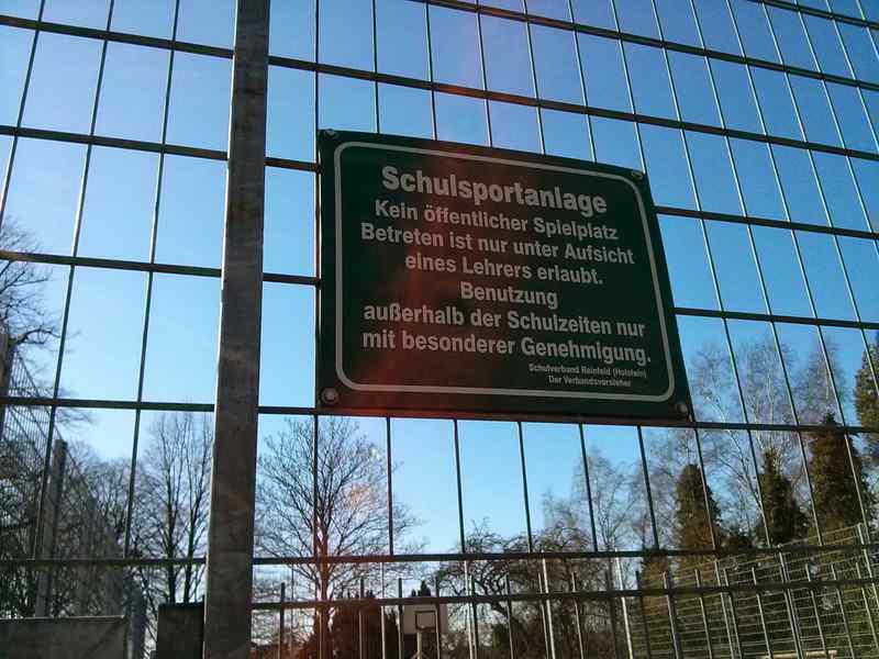 Verbotsschild am Käfig der MCS