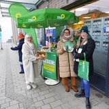 Direktkandidatin Annette Granzin und Landtagsabgeordnete Uta Röpcke von den Grünen am Infostand der Grünen in Reinfeld