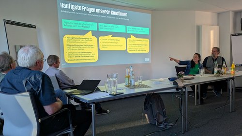 Das Podium auf der Energiewendeveranstaltung zeigt Folien einer Präsentation zu Wärmepumpen.