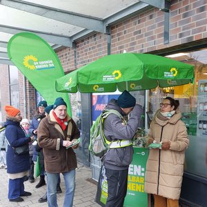 Grüne mit Infomaterial im Gespräch mit BürgerInnen