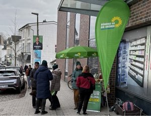 Grüne im Gespräch mit BürgerInnen vor Markant Reinfeld