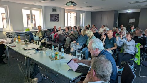 Interessiertes Publikum von ca. 35 Personen auf der Veranstaltung zur Energiewende